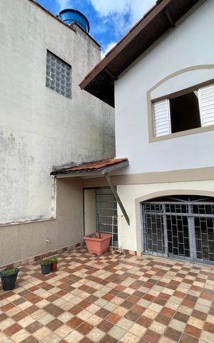 Casa à venda com 200m², 4 quartos e 2 vagas Casa à venda com 200m², 4 quartos e 2 vagasFachada