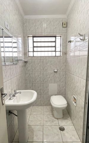 Casa à venda com 200m², 4 quartos e 2 vagas Casa à venda com 200m², 4 quartos e 2 vagasBanheiro 2