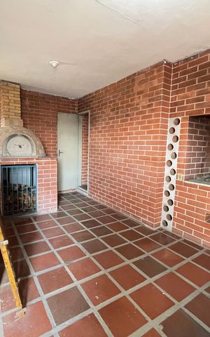 Casa à venda com 200m², 4 quartos e 2 vagas Casa à venda com 200m², 4 quartos e 2 vagasChurrasqueira