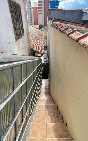 Casa à venda com 200m², 4 quartos e 2 vagas Casa à venda com 200m², 4 quartos e 2 vagasEscada