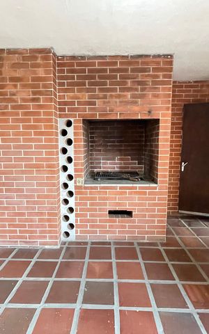 Casa à venda com 200m², 4 quartos e 2 vagas Casa à venda com 200m², 4 quartos e 2 vagasChurrasqueira