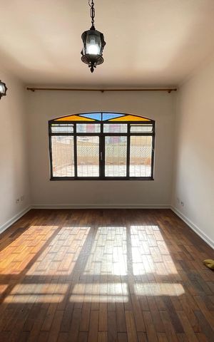 Casa à venda com 200m², 4 quartos e 2 vagas Casa à venda com 200m², 4 quartos e 2 vagasSala