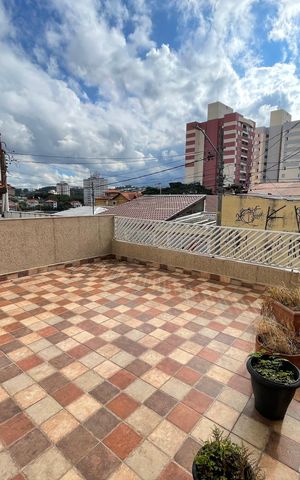 Casa à venda com 200m², 4 quartos e 2 vagas Casa à venda com 200m², 4 quartos e 2 vagasVaranda