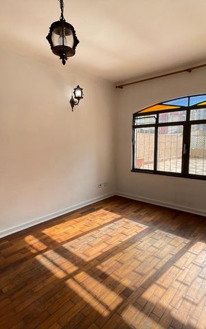 Casa à venda com 200m², 4 quartos e 2 vagas Casa à venda com 200m², 4 quartos e 2 vagasSala