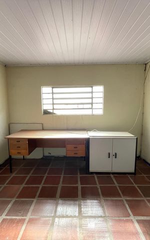 Casa à venda com 200m², 4 quartos e 2 vagas Casa à venda com 200m², 4 quartos e 2 vagasEscritório