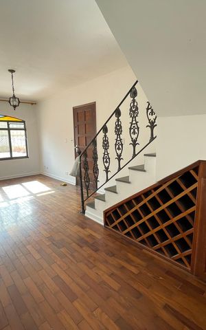 Casa à venda com 200m², 4 quartos e 2 vagas Casa à venda com 200m², 4 quartos e 2 vagasSala
