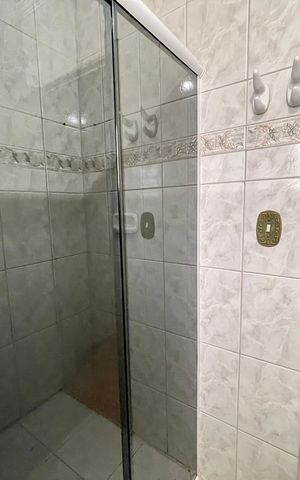 Casa à venda com 200m², 4 quartos e 2 vagas Casa à venda com 200m², 4 quartos e 2 vagasBanheiro 2
