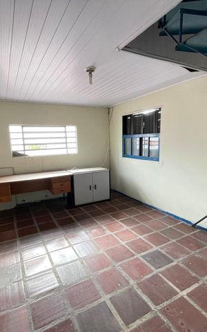 Casa à venda com 200m², 4 quartos e 2 vagas Casa à venda com 200m², 4 quartos e 2 vagasEscritório