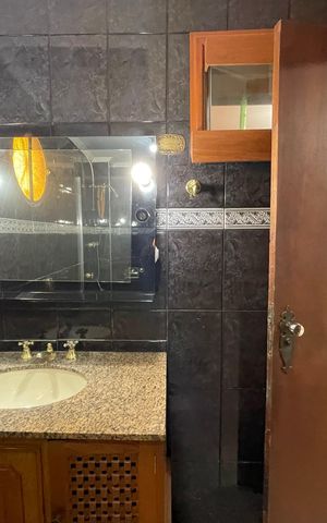 Casa à venda com 200m², 4 quartos e 2 vagas Casa à venda com 200m², 4 quartos e 2 vagasBanheiro 1