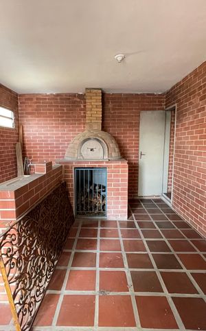 Casa à venda com 200m², 4 quartos e 2 vagas Casa à venda com 200m², 4 quartos e 2 vagasChurrasqueira