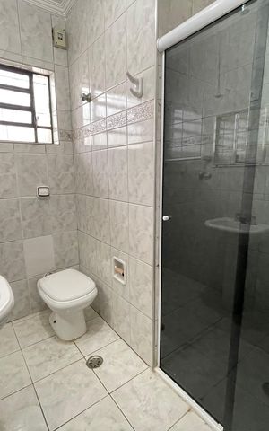 Casa à venda com 200m², 4 quartos e 2 vagas Casa à venda com 200m², 4 quartos e 2 vagasBanheiro 2