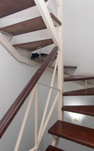 Casa de condomínio à venda com 90m², 3 quartos e 2 vagas Casa de condomínio à venda com 90m², 3 quartos e 2 vagasEscada