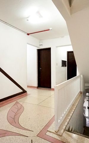 Apartamento à venda com 104m², 2 quartos e sem vaga Apartamento à venda com 104m², 2 quartos e sem vagaHall da escada