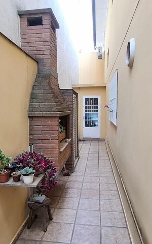 Casa à venda com 180m², 3 quartos e 2 vagasÁrea externa