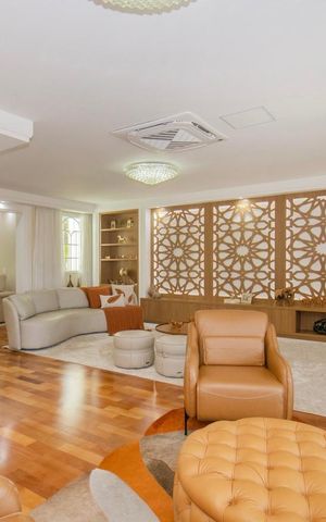 Casa à venda com 424m², 4 quartos e 4 vagas Casa à venda com 424m², 4 quartos e 4 vagasSala
