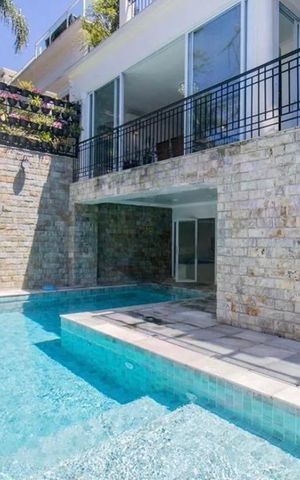 Casa à venda com 424m², 4 quartos e 4 vagas Casa à venda com 424m², 4 quartos e 4 vagasÁrea Comum
