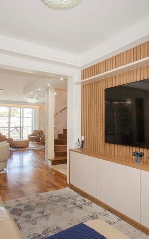 Casa à venda com 424m², 4 quartos e 4 vagas Casa à venda com 424m², 4 quartos e 4 vagasSala