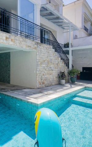 Casa à venda com 424m², 4 quartos e 4 vagas Casa à venda com 424m², 4 quartos e 4 vagasÁrea Comum
