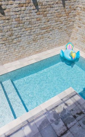 Casa à venda com 424m², 4 quartos e 4 vagas Casa à venda com 424m², 4 quartos e 4 vagasÁrea Comum