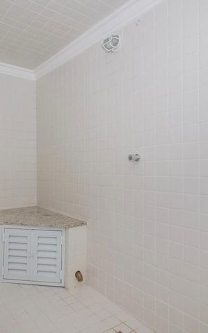 Casa à venda com 424m², 4 quartos e 4 vagas Casa à venda com 424m², 4 quartos e 4 vagasÁrea Comum