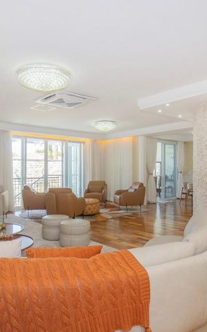 Casa à venda com 424m², 4 quartos e 4 vagas Casa à venda com 424m², 4 quartos e 4 vagasSala