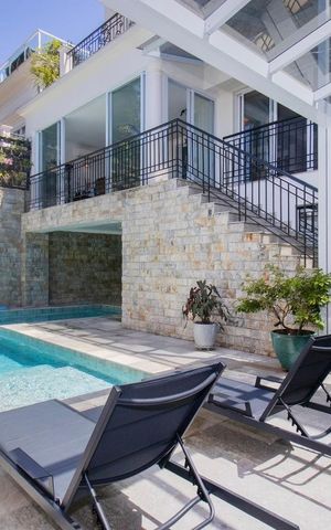 Casa à venda com 424m², 4 quartos e 4 vagas Casa à venda com 424m², 4 quartos e 4 vagasÁrea Comum