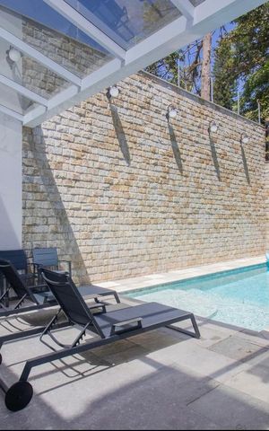 Casa à venda com 424m², 4 quartos e 4 vagas Casa à venda com 424m², 4 quartos e 4 vagasÁrea Comum