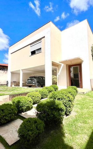 Casa à venda com 600m², 6 quartos e 4 vagas Casa à venda com 600m², 6 quartos e 4 vagasEntrada