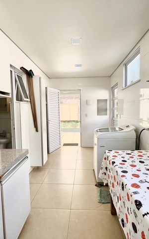 Casa à venda com 600m², 6 quartos e 4 vagas Casa à venda com 600m², 6 quartos e 4 vagasÁrea de Serviço