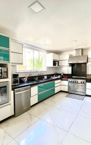 Casa à venda com 600m², 6 quartos e 4 vagas Casa à venda com 600m², 6 quartos e 4 vagasCozinha