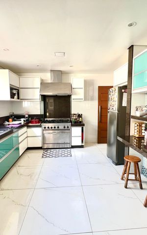 Casa à venda com 600m², 6 quartos e 4 vagas Casa à venda com 600m², 6 quartos e 4 vagasCozinha