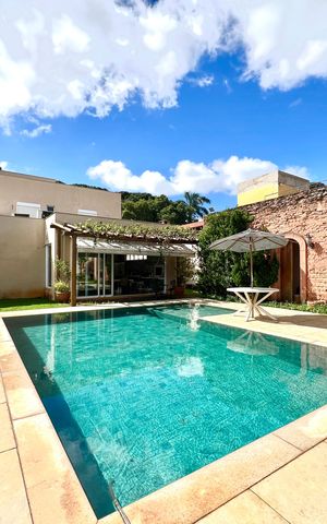 Casa à venda com 600m², 6 quartos e 4 vagas Casa à venda com 600m², 6 quartos e 4 vagasPiscina