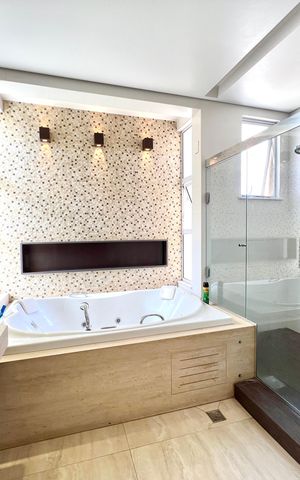 Casa à venda com 600m², 6 quartos e 4 vagas Casa à venda com 600m², 6 quartos e 4 vagasBanheiro da Suíte