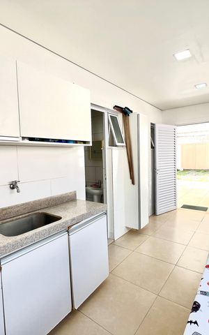 Casa à venda com 600m², 6 quartos e 4 vagas Casa à venda com 600m², 6 quartos e 4 vagasÁrea de Serviço