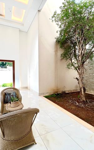 Casa à venda com 600m², 6 quartos e 4 vagas Casa à venda com 600m², 6 quartos e 4 vagasSala