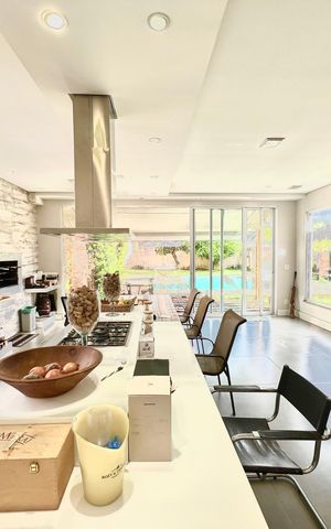 Casa à venda com 600m², 6 quartos e 4 vagas Casa à venda com 600m², 6 quartos e 4 vagasEspaço Gourmet