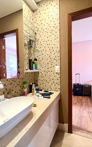 Casa à venda com 600m², 6 quartos e 4 vagas Casa à venda com 600m², 6 quartos e 4 vagasBanheiro 2