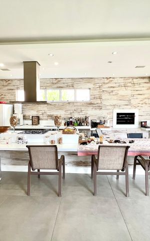 Casa à venda com 600m², 6 quartos e 4 vagas Casa à venda com 600m², 6 quartos e 4 vagasEspaço Gourmet