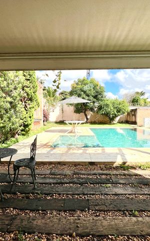 Casa à venda com 600m², 6 quartos e 4 vagas Casa à venda com 600m², 6 quartos e 4 vagasPiscina