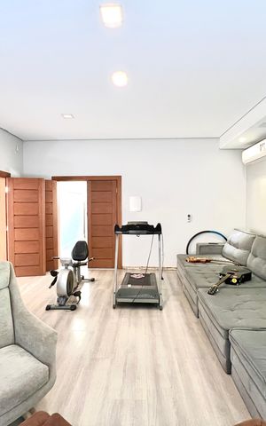 Casa à venda com 600m², 6 quartos e 4 vagas Casa à venda com 600m², 6 quartos e 4 vagasSala de TV