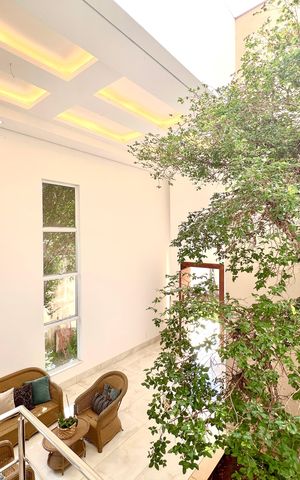 Casa à venda com 600m², 6 quartos e 4 vagas Casa à venda com 600m², 6 quartos e 4 vagasEscada