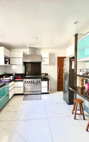 Casa à venda com 600m², 6 quartos e 4 vagas Casa à venda com 600m², 6 quartos e 4 vagasCozinha