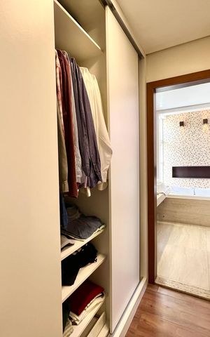 Casa à venda com 600m², 6 quartos e 4 vagas Casa à venda com 600m², 6 quartos e 4 vagasCloset da suíte