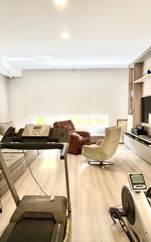 Casa à venda com 600m², 6 quartos e 4 vagas Casa à venda com 600m², 6 quartos e 4 vagasSala de TV