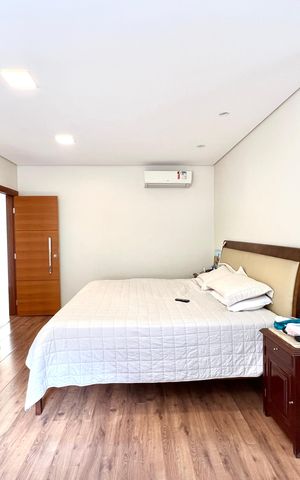 Casa à venda com 600m², 6 quartos e 4 vagas Casa à venda com 600m², 6 quartos e 4 vagasQuarto 5
