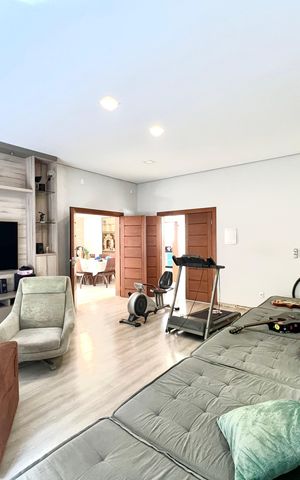 Casa à venda com 600m², 6 quartos e 4 vagas Casa à venda com 600m², 6 quartos e 4 vagasSala de TV