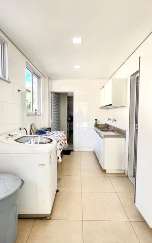 Casa à venda com 600m², 6 quartos e 4 vagas Casa à venda com 600m², 6 quartos e 4 vagasÁrea de Serviço