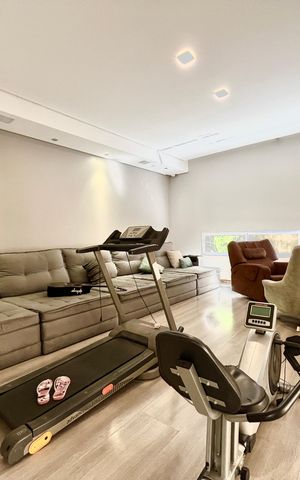 Casa à venda com 600m², 6 quartos e 4 vagas Casa à venda com 600m², 6 quartos e 4 vagasSala de TV