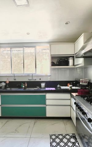 Casa à venda com 600m², 6 quartos e 4 vagas Casa à venda com 600m², 6 quartos e 4 vagasCozinha - Armários