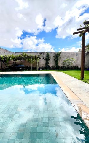Casa à venda com 600m², 6 quartos e 4 vagas Casa à venda com 600m², 6 quartos e 4 vagasPiscina